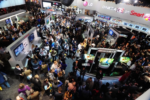 LG전자 55인치 3D OLED TV가 CES 최고 제품으로 선정돼 진정한 의미의 차세대 TV로 주목받고 있다. 'CES 2012'에 마련된 LG전자 3D OLE