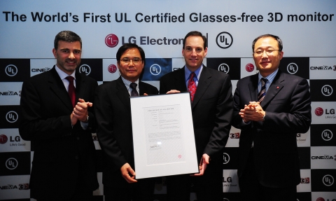 LG전자의 무안경 시네마 3D 모니터가 무안경 3D 분야 최초로 UL(Underwriters Laboratories)로부터 안전인증을 획득했다. 사진은 왼쪽부터 UL 글로벌 세일즈