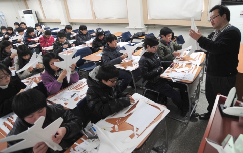 건국대(총장 김진규)가 겨울방학을 맞은 초중고교 학생들을 대상으로 영어캠프(초등생)와 이공계 체험(중학생), 학과탐방(고교생) 프로그램 등 다양한 교육 사회공헌 프로그램을 실시하고