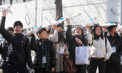 건국대(총장 김진규)가 겨울방학을 맞은 초중고교 학생들을 대상으로 영어캠프(초등생)와 이공계 체험(중학생), 학과탐방(고교생) 프로그램 등 다양한 교육 사회공헌 프로그램을 실시하고