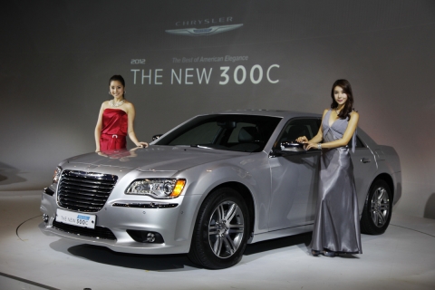 크라이슬러 코리아가 16일 소공동 웨스틴 조선 호텔에서 더욱 강력한 퍼포먼스와 스타일링으로 완성된 국내 유일의 아메리칸 프리미엄 세단 2012 The New 300C의 가솔린과 디젤 모델을 동시 출시했다.