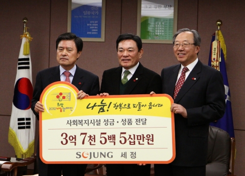 ▲16일 오전 11시, 부산시청에서 ㈜세정 박순호 회장이 부산지역 사회복지시설에 대한 후원성금 및 성품을 부산사회복지공동모금회에 전달하고 기념촬영을 하고 있다. (왼쪽부터) 허남식 부산시장, 세정 박순호 회장, 부산사회복지공동모금회 이장호 회장