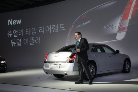댄 커크크라이슬러 그룹 LLC 300C 책임 연구원이 제품 설명을 하고 있다.