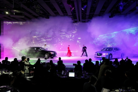 The New 300C 출시 퍼포먼스