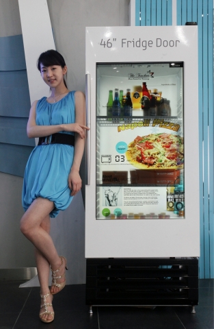 46인치 투명LCD를 채용한 투명 냉장고 도어