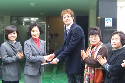 DGB금융그룹 부인회 심선희 회장(왼쪽 두 번째)이 베다니농원 서상수 원장에게 성금을 전달하고 있다.