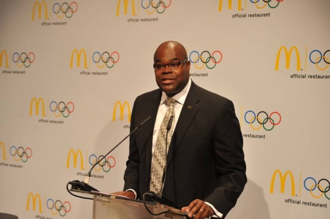 McDonald‘s 의 사장 겸 COO인 Don Thompson이 2012년 1월 13일 오스트리아 인스브루크에서 IOC와 갱신계약에 서명하기 전 기자회견 중에 연설하고 있다.