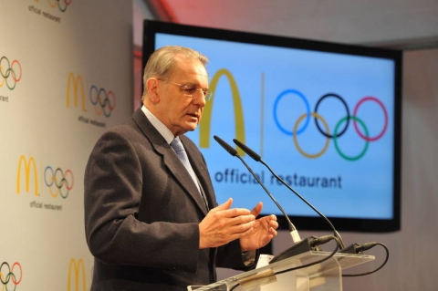 국제 올림픽 위원회 위원장인 자크 로게가 2012년 1월 13일 오스트리아 인스브루크에서 McDonald‘s와 갱신계약에 서명하기 전 기자회견 중에 연설하고 있다.