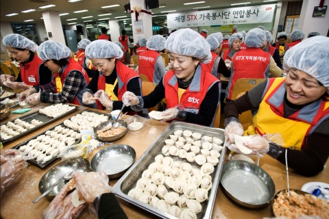 STX가족봉사단 70여명이 지난 17일 종로에 위치한 서울노인복지센터에서 설 맞이 떡국만두 빚기 자원봉사를 펼쳤다. 사진은 STX가족봉사단이 설을 맞아 어르신들께 배식할 떡국을 만들고 있다.