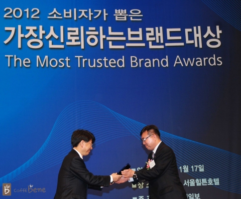 (주)카페베네 김재일 부회장(오른쪽)이  ‘소비자가 뽑은 가장 신뢰하는 브랜드 대상’을 수상하고 있다