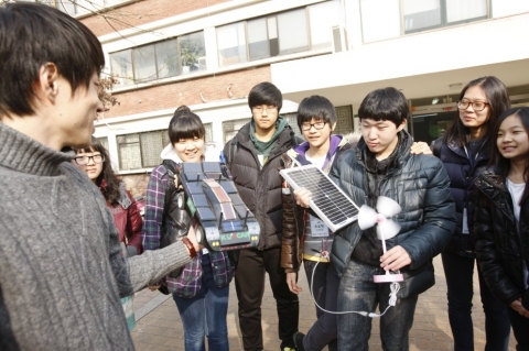 이공계체험프로그램에 참여한 학생들이 태양전지판을 이용해 자동차 운행과 풍력발전 실험을 하고 있다.