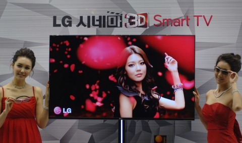광고모델 소녀시대가 LG 시네마 3D 스마트TV 신제품을 소개하는 모습