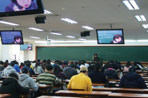 사진은 한 고시학원의 강의장 수업 풍경. 조용하지만 그 안에는 열기가 가득하다. (사진출처 = 고시기획)