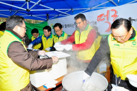 S-OIL 아흐메드 에이 수베이(오른쪽 2번째) CEO를 비롯한 임직원들이 설날을 맞아 19일 서울시 영등포구 광야교회 노숙자 무료급식센터에서 사랑의 떡국나누기 행사를 열고 떡국을 끓여 인근 쪽방촌 주민과 노숙자들에게 나누어 주는 자원봉사 활동을 펼쳤다.