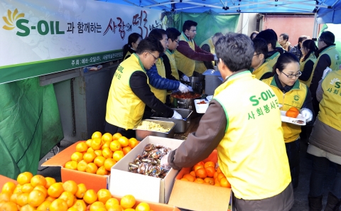 S-OIL은 19일 서울시 영등포구 광야교회 노숙자 무료급식센터에서 사랑의 떡국나누기 행사를 열고 떡국을 끓여 인근 쪽방촌 주민과 노숙자들에게 나누어 주고, 과일과 고기 등으로 설 선물 꾸러미를 포장하여 독거노인, 장애인 등 500 세대에 전달했다.