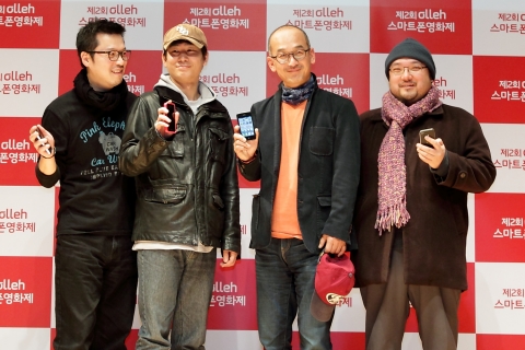 19일 광화문 올레스퀘어에서 진행된 제2회 olleh 스마트폰 영화제 설명회 현장에서 집행위원장인 이준익 감독과 영화제의 심사위원을 맡은 봉만대, 임필성, 윤종석 감독이 가장 빠르게 찍고 상영하는 스마트폰 영화제의 특징과 심사 기준에 대해 설명하는 시간을 가졌다. 좌측부터 봉만대, 윤종석, 이준익, 임필성 영화감독이다.