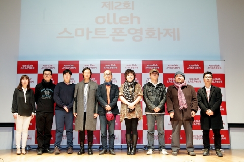 19일 광화문 올레스퀘어에서 진행된 제2회 olleh 스마트폰 영화제 설명회 현장에서 영화감독 및 영화제작에 직접 참여한 영화배우, 학생 등이 함께 모여 영화제의 특징 향후 심사계획과 촬영간의 소감 등에 대해 설명하는 자리를 가졌다. 좌측부터 영화제 대행사 메가폰의 유순미 대표, 봉만대 감독, 영화배우 이선호, 이준익 감독, 영화배우 고수희, 윤종석 감독, 중학생 태현석 군, 강동헌 감독, 임필성 감독 이다.