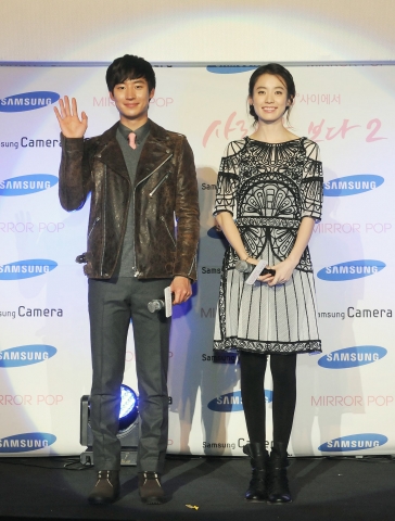 미러팝 핑크 런칭 인터무비 '사랑을 보다2'의 두 주연 배우 한효주와 이제훈이 미러팝 컬처 콘서트에 참여하여 팬들을 향해 인사 하고 있다.
