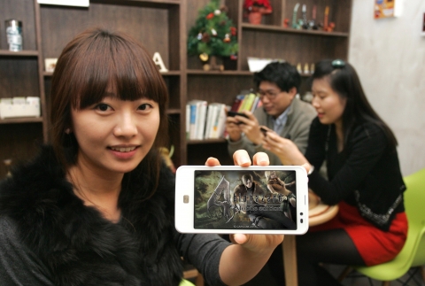 LG유플러스가 전 세계적으로 인기를 끌고 있는 일본 캡콤(CAPCOM)의 호러게임 ‘바이오하자드4’ 풀스토리 버전을 국내 최초로 안드로이드OS용 한글용으로 서비스한다. 사진은 LG유플러스 가입자가 스마트폰으로 바이오하자드 게임을 이용하고 있는 모습.