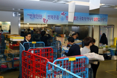 본격적인 설명절 귀향이 시작된 20일 오전, 서울중앙우체국 직원들이 선물소포를 동별로 구분하는 작업을 하고 있다.