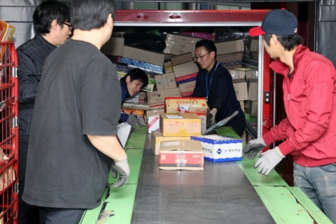 설명절 연휴를 하루 앞둔 20일 오전, 서울중앙우체국 직원들이 동서울우편집중국에서 실어온 선물소포를 내리고 있다