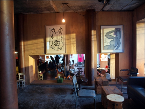 갤러리 43 Inverness Street 이 한국에서 기획한 첫 번째 전시 ‘돌아가자, 장미여관으로’가 1월 11일 오후 6시에 이태원의 꿀에서 오픈했다.