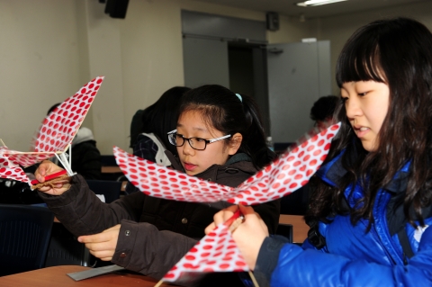 20일 오전 서울 광진구 화양동 건국대학교 공과대학에서 열린 '중학생 이공계 체험 프로그램'에서 광진구 지역 중학생들이 날개짓 비행체를 직접 만들어보고 있다.