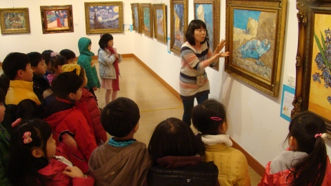 해운대문화회관 제2전시실에 전시중인 &#039;인상파 미술관&#039;에서 어린이 관람객들이 전문 큐레이터로부터 인상파 그림에 대한 해설을 듣고있다.