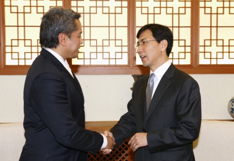 안희정 충남도지사는 25일 도지사 접견실에서 필리핀 카비테주 주아니토 C 레뮬라 Jr. 주지사의 예방을 받고 양 지역 교류 및 협력 방안을 논의했다.