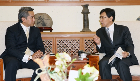 안희정 충남도지사는 25일 도지사 접견실에서 필리핀 카비테주 주아니토 C 레뮬라 Jr. 주지사의 예방을 받고 양 지역 교류 및 협력 방안을 논의했다.