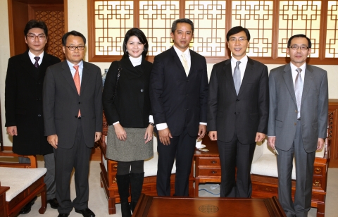 안희정 충남도지사는 25일 도지사 접견실에서 필리핀 카비테주 주아니토 C 레뮬라 Jr. 주지사의 예방을 받고 양 지역 교류 및 협력 방안을 논의했다.