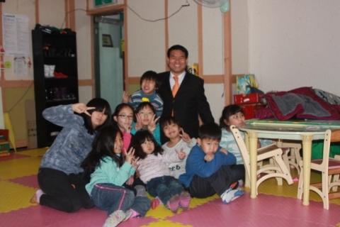 금천구시설관리 선물전달 장면2