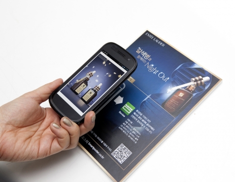 NFC 스마트 포스터 태깅으로 포털 내 제품 리뷰를 바로 읽어볼 수 있다.