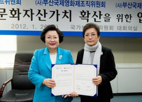 국가브랜드위원회 이배용위원장, 부산국제광고제조직위원회 이의자 집행위원장 협약체결 후 기념촬영