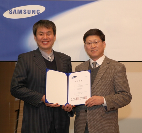 삼성전자와 삼성복지재단이 27일 서울 한남동 삼성아동교육문화센터에서 사회복지프로그램 개발지원사업인 '작은나눔 큰사랑' 지원금 전달식을 가졌다. 왼쪽부터 40-50대 정신장애인의 역량강화를 통한 취업활성화 전략 '탈출! 사오정' 프로그램을 제안한 태화샘솟는집 문용훈 대표, 정호진 삼성전자 사회봉사단 사무국장
