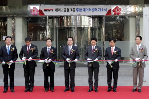 30일 서울시 양천구 KT 목동 ICC에서 열린 메리츠금융그룹 통합데이터센터 오픈식에서 메리츠금융정보 최원규 대표(왼쪽부터), 메리츠화재 송진규 사장, KT G&E부문 이상훈 사장, 메리츠금융그룹 원명수 부회장, 메리츠금융지주 박의헌 사장, 메리츠종금증권 최희문 사장, 한국HP 함기호 대표 등이 테이프 컷팅을 하고 있다.