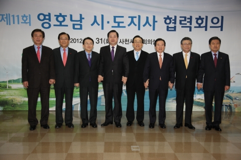 왼쪽부터 김범일 대구시장, 박준영 전남지사, 김완주 전북지사, 김두관 경남지사, 김관용 경북지사, 강운태 광주시장, 박맹우 울산시장, 허남식 부산시장