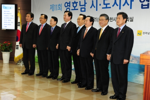 왼쪽부터 김범일 대구시장, 박준영 전남지사, 김완주 전북지사, 김두관 경남지사, 김관용 경북지사, 강운태 광주시장, 박맹우 울산시장, 허남식 부산시장