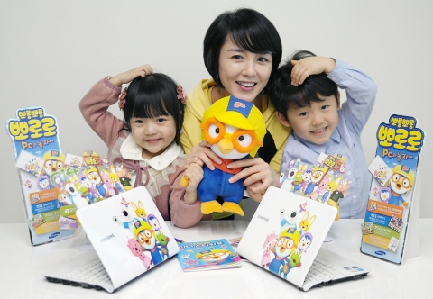 삼성전자가 뽀로로 디자인과 관련 콘텐츠가 담긴 뽀로로 넷북을 선보였다. 사진은 서초동 삼성전자 홍보관 딜라이트에서 삼성전자 모델이 뽀로로 넷북을 소개하는 모습.