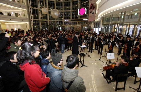 지난 1일 영등포에 위치한 복합쇼핑몰 타임스퀘어에서 열린 '삼성 시리즈5 울트라와 함께 하는 게릴라 클래식 콘서트'에서 오케스트라가 '삼성 시리즈5 울트라'의 TV 광고 음악인 베토벤 교향곡 9번 '합창 4악장'을 연주하고 있다.