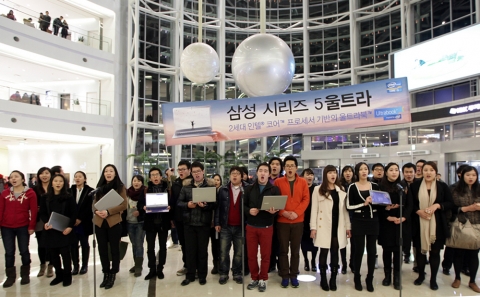 지난 1일 영등포에 위치한 복합쇼핑몰 타임스퀘어에서 열린 '삼성 시리즈5 울트라와 함께 하는 게릴라 클래식 콘서트'에서 합창단원들이 '삼성 시리즈5 울트라' 노트북을 손에 들고 합창을 하고 있다.