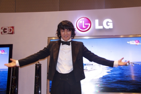 LG전자가 한류마케팅을 통해 중국 3D TV 시장 공략을 강화한다. LG전자는 2일 중국 상하이 매리어트호텔 루완(Shanghai Marriott Hotel Luwan)에서 열린 기자간담회에도 시네마 3D 신제품을 전시해 현지언론으로부터 호평을 받았다. 사진은 기자간담회장에 마련된 시네마 3D TV 전시존에서 포즈를 취하고 있는 가수 김장훈씨.
