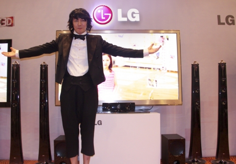 LG전자가 한류마케팅을 통해 중국 3D TV 시장 공략을 강화한다. LG전자는 2일 중국 상하이 매리어트호텔 루완(Shanghai Marriott Hotel Luwan)에서 열린 기자간담회에도 시네마 3D 신제품을 전시해 현지언론으로부터 호평을 받았다. 사진은 기자간담회장에 마련된 시네마 3D TV 전시존에서 포즈를 취하고 있는 가수 김장훈씨.