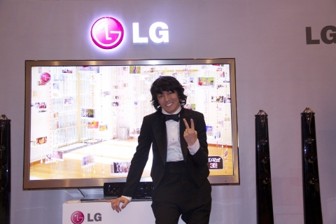 LG전자가 한류마케팅을 통해 중국 3D TV 시장 공략을 강화한다. LG전자는 2일 중국 상하이 매리어트호텔 루완(Shanghai Marriott Hotel Luwan)에서 열린 기자간담회에도 시네마 3D 신제품을 전시해 현지언론으로부터 호평을 받았다. 사진은 기자간담회장에 마련된 시네마 3D TV 전시존에서 포즈를 취하고 있는 가수 김장훈씨.