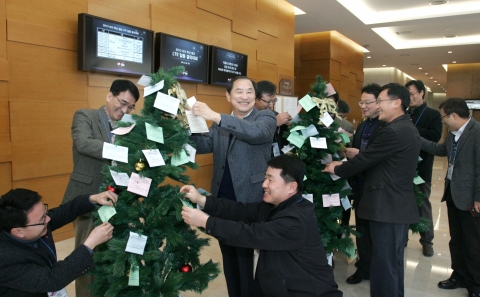 LG유플러스(부회장 이상철 / www.lguplus.com)가 www.lguplus.com)가 2월 3일부터 1박 2일간 경상북도 문경에서 개최된 ‘2012 리더 혁신 캠프’를 통해 ‘1등 LTE’를 위한 의지를 다졌다. 사진은 리더들이 ‘비전 트리(Vision Tree)’에 희망 메시지를 적어 거는 모습.