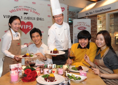 프리미엄 스테이크하우스 빕스에서 발렌타인데이를 맞아 사랑하는 연인과 함께 스페셜 스테이크인 <러브 미 텐더 로인 스테이크>와 샐러드를 직접 만들어보고 맛있게 즐기는 노하우 및 테이블 매너를 배우는 ‘스테이크 클래스’ 시간을 가졌다.