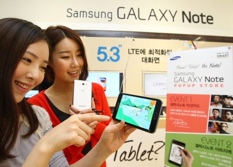 '갤럭시 노트 팝업 스토어'를 방문한 고객들이 갤럭시 노트로 만든 다양한 컨텐츠를 체험하고 있는 모습