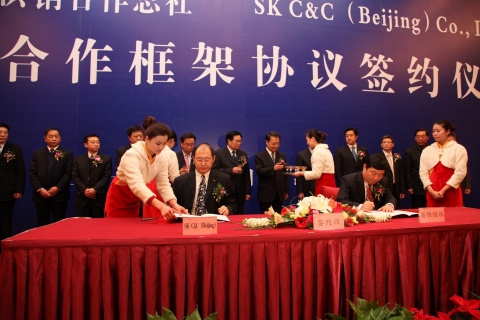 SK C&C는5일 중국 후베이성(湖北省) 우한시(武汉市) 홍샨호텔(洪山宾馆)에서 후베이성 공급수매합작총사(供销合作总社)와 ‘포괄적 농촌경제발전 협력 MOU’를 체결했다. 사진은 SK C&C 중국법인 SK C&C Systems 리난팡(李南方) 총재(사진 왼쪽)와 후베이성 공급수매합작총사의 자오동펑(赵东风)(사진 오른쪽) 주임이 MOU를 체결하는 모습