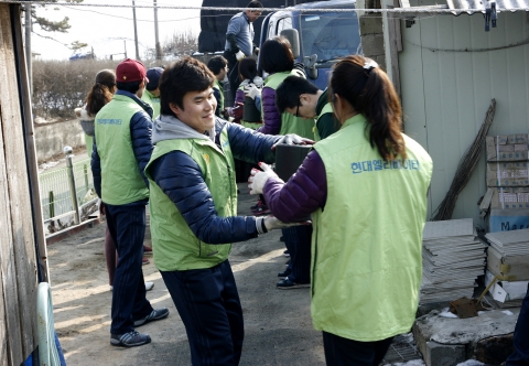 6일 오후, 여주 취약지역 연탄배달 봉사에 참여 중인 현대엘리베이터 2012년 신입사원들.