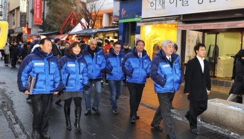 인사동 거리에서 회장단들이 감탄을 연발